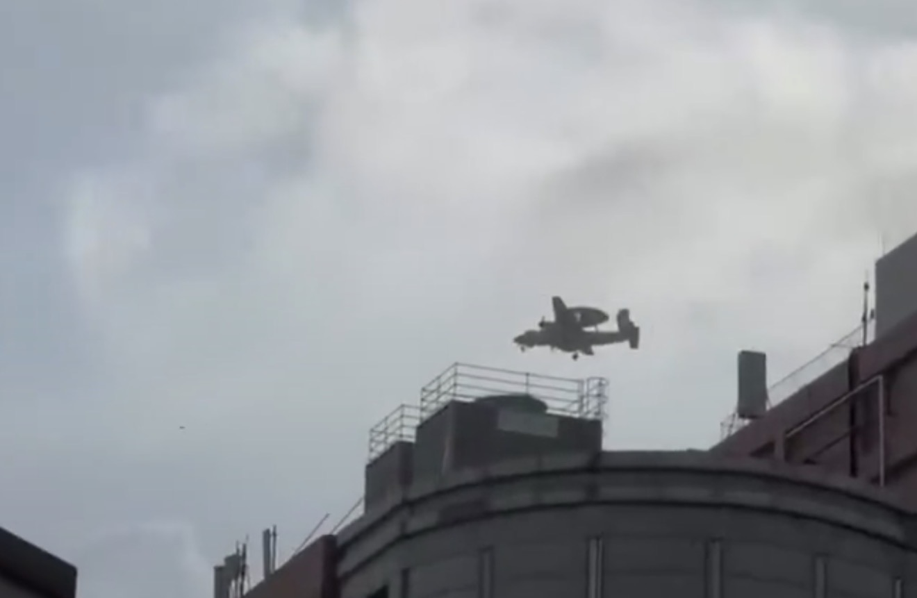 网传疑似E-2预警机低空飞过城区，台海空中警戒与军机活动再受关注