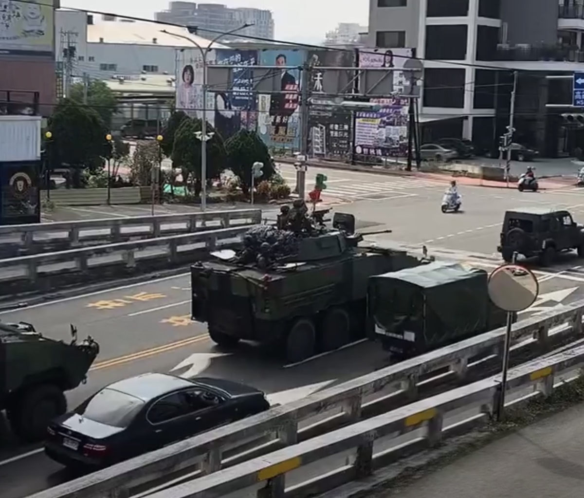台海局势持续，网传台湾城市街头装甲车队机动引关注